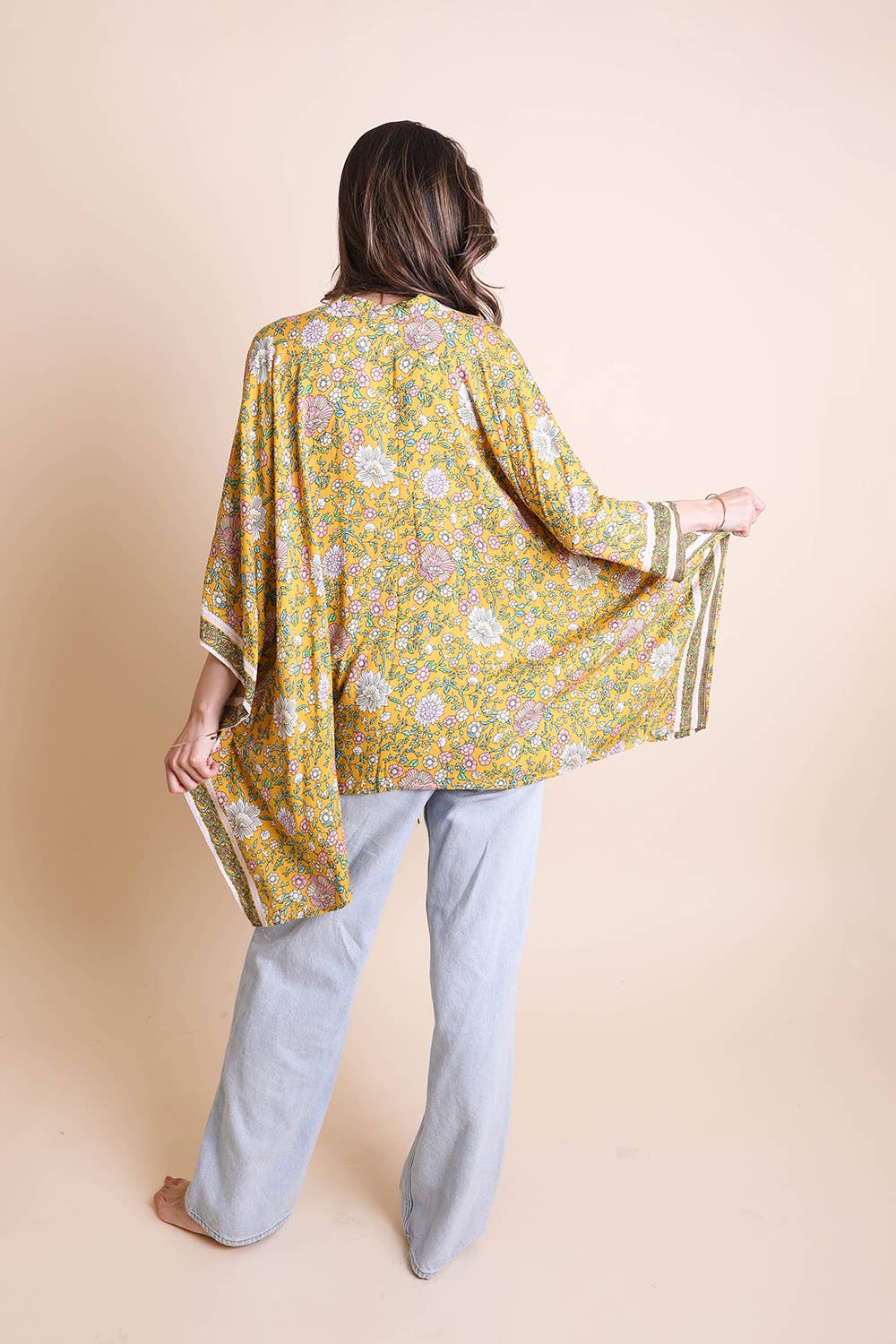 Lightweight Floral Kimono Wrap – Bohemian Charm & Comfort ☀️